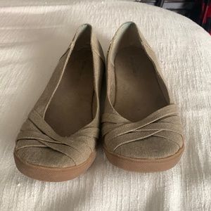 Mossimo 9.5 Dark tan flats with detail over toes.